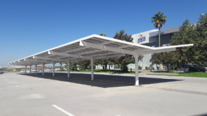estacionamiento con paneles solares