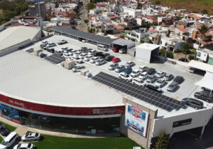Paneles solares instalados en toyota